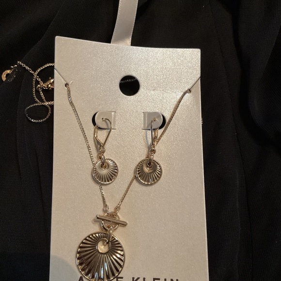 Anne Klein Goldtone Scalloped Pendant Necklace and Earring Set NEW - Picture 2 of 3